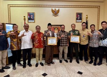 Bupati Fawait bersama jajaran OPD usai menerima beberapa penghargaan