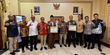 Bupati Fawait bersama jajaran OPD usai menerima beberapa penghargaan