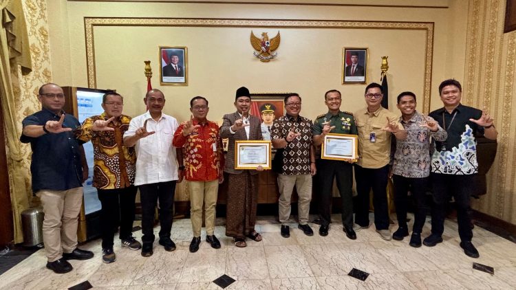 Bupati Fawait bersama jajaran OPD usai menerima beberapa penghargaan