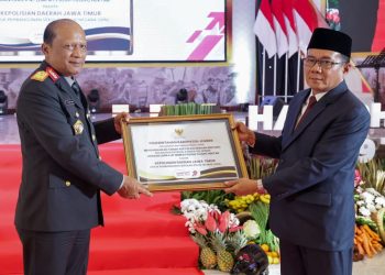 PJ Sekda Jember, Jupriono saat serah terima hibah tanah aset pemkab kepada Polda Jatim