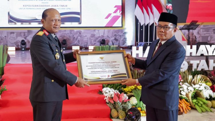 PJ Sekda Jember, Jupriono saat serah terima hibah tanah aset pemkab kepada Polda Jatim