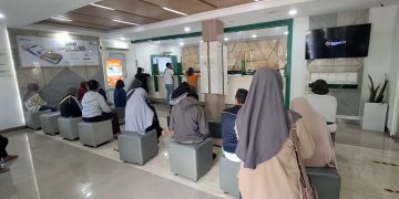 Musim Pendaftaran Sekolah, Pegadaian Diserbu Warga. Foto : Bacaini.ID/Jatmiko