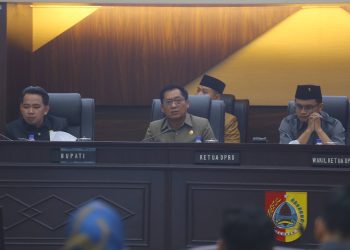Dari kiri, Bupati Jember Muhammad Fawait bersama ketua DPRD Jember, Ahmad Halim serta wakil ketua DPRD Jember Widarto saat Rapat Paripurna