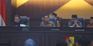 Dari kiri, Bupati Jember Muhammad Fawait bersama ketua DPRD Jember, Ahmad Halim serta wakil ketua DPRD Jember Widarto saat Rapat Paripurna