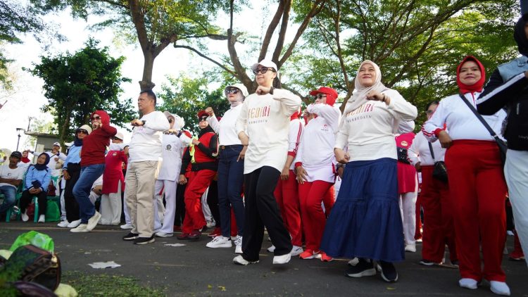 Senam Bersama Ratusan Lansia, Mbak Cicha: Supaya Tetap Bugar di Usia Senja. Foto : Dok. Pemkab Kediri