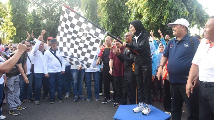Berangkatkan Jalan Sehat, Mbak Wali Harapkan Pelajar Bisa Olahraga Tiap Hari. Foto : Dok. Pemkot Kediri