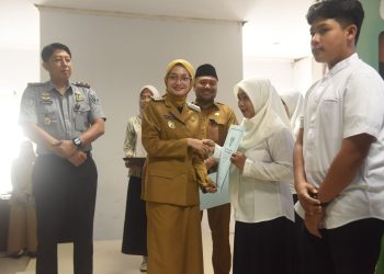 Serahkan Ijazah Kesetaraan, Mbak Wali Targetkan Tidak Ada Angka Putus Sekolah di Kota Kediri. Foto : Dok. Pemkot Kediri