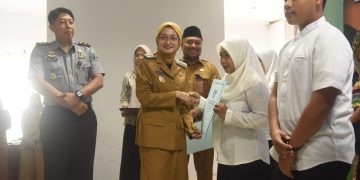 Serahkan Ijazah Kesetaraan, Mbak Wali Targetkan Tidak Ada Angka Putus Sekolah di Kota Kediri. Foto : Dok. Pemkot Kediri