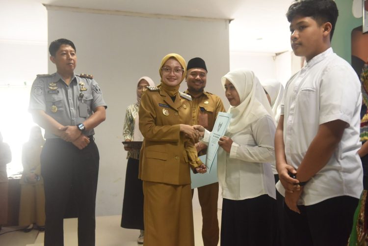 Serahkan Ijazah Kesetaraan, Mbak Wali Targetkan Tidak Ada Angka Putus Sekolah di Kota Kediri. Foto : Dok. Pemkot Kediri