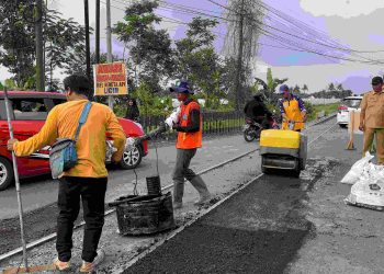 Penambalan sementara lintasan rel pecoro, Rambipuji oleh Pemkab Jember