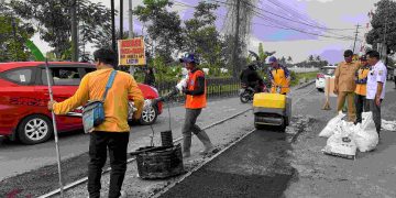 Penambalan sementara lintasan rel pecoro, Rambipuji oleh Pemkab Jember