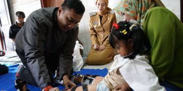 Mbak Wali Serahkan Bantuan Alat Bantu Mobilitas dan Bantuan Biaya Hidup