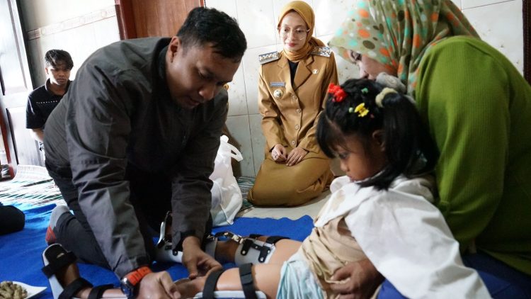 Mbak Wali Serahkan Bantuan Alat Bantu Mobilitas dan Bantuan Biaya Hidup