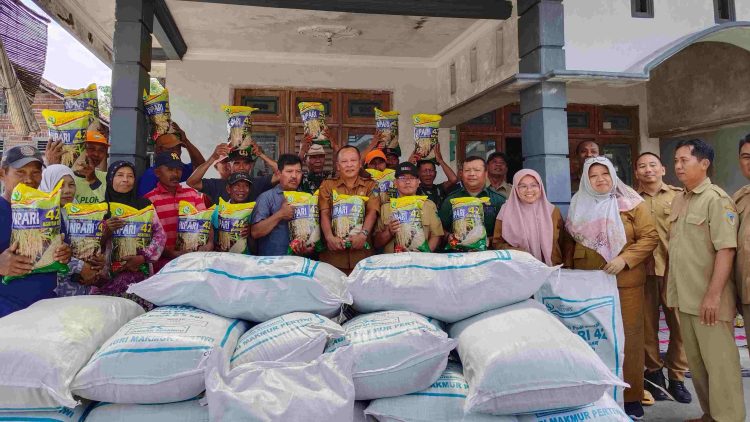 Ringankan Beban Petani, Mas Dhito Salurkan Ribuan Kilogram Benih Jagung dan Padi