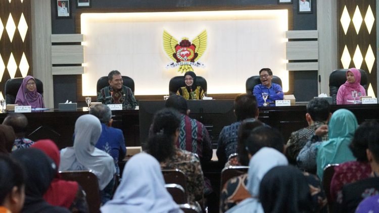 Mbak Wali Buka Sosialisasi Etika Petugas Layanan Dalam Memberi Pelayanan Bagi Kelompok Rentan/Disabilitas. Foto : Dok. Pemkot Kediri