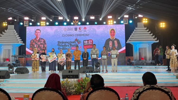 Pemkab Jember saat menyabet juara 1 desain stand terbaik di Bojonegoro