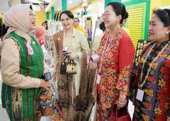 Puncak HUT Dekranas ke-45, Mbak Cicha Kenakan Pakaian Motif Khas Kabupaten Kediri. Foto : Dok. Pemkab Kediri