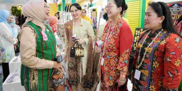 Puncak HUT Dekranas ke-45, Mbak Cicha Kenakan Pakaian Motif Khas Kabupaten Kediri. Foto : Dok. Pemkab Kediri
