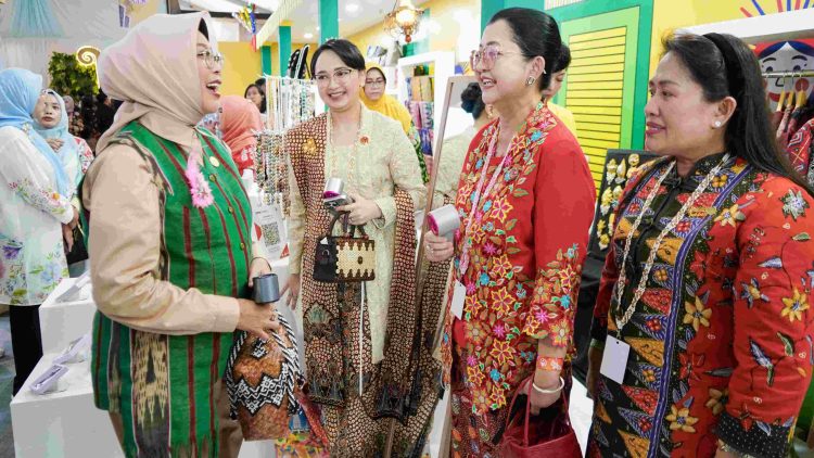 Puncak HUT Dekranas ke-45, Mbak Cicha Kenakan Pakaian Motif Khas Kabupaten Kediri. Foto : Dok. Pemkab Kediri