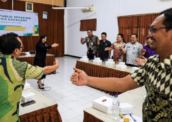 Tingkatkan Pelayanan, Petugas Kelurahan Dilatih Public Speaking