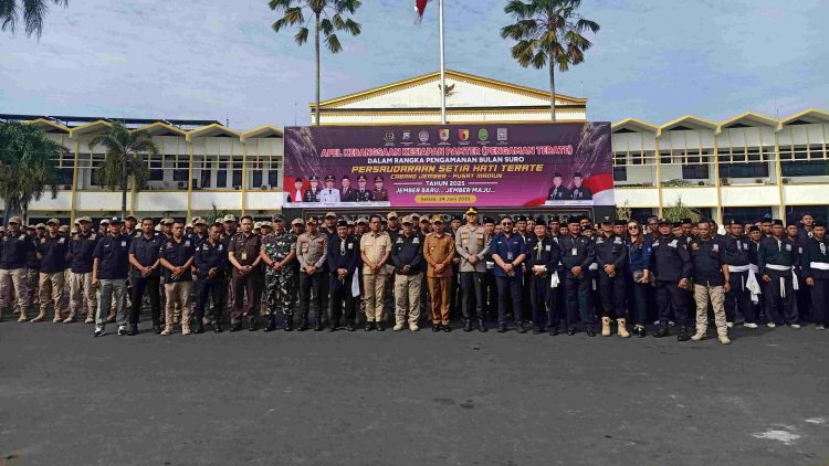 Bupati Jember bersama anggota psht Jember saat menggelar apel