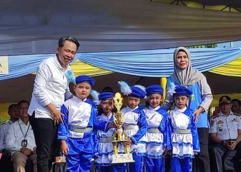 Bupati Jember, saat mengapresiasi kelompok anak dalam koreografi Tujuh Kebiasaan Anak Indonesia.