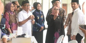 Mbak Wali Bersama Wagub Jatim Dampingi Menko PMK dan Menteri PPPA Tinjau PKG Ponpes. Foto : Dok. Pemkot Kediri