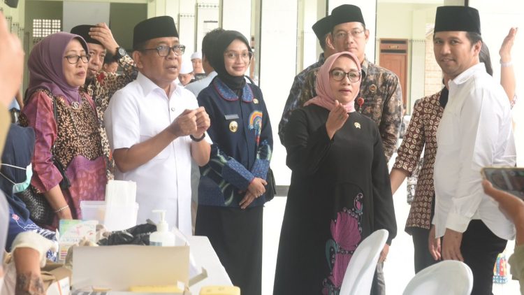 Mbak Wali Bersama Wagub Jatim Dampingi Menko PMK dan Menteri PPPA Tinjau PKG Ponpes. Foto : Dok. Pemkot Kediri