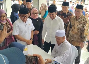 Menko PMA dan Menko PPPA menyaksikan pemeriksaan kesehatan santri di Ponpes Al Falah Ploso Mojo Kediri. Foto: bacaini/AK Jatmiko