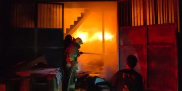 Gudang Penyimpanan Kayu di Kediri Habis Terbakar