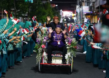 Delegasi APEKSI Naik Becak Susuri Jalan Dhoho Kota Kediri, Disambut Keramahan Warga. Foto : Dok. Pemkot Kediri