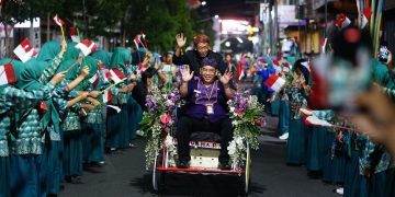 Delegasi APEKSI Naik Becak Susuri Jalan Dhoho Kota Kediri, Disambut Keramahan Warga. Foto : Dok. Pemkot Kediri