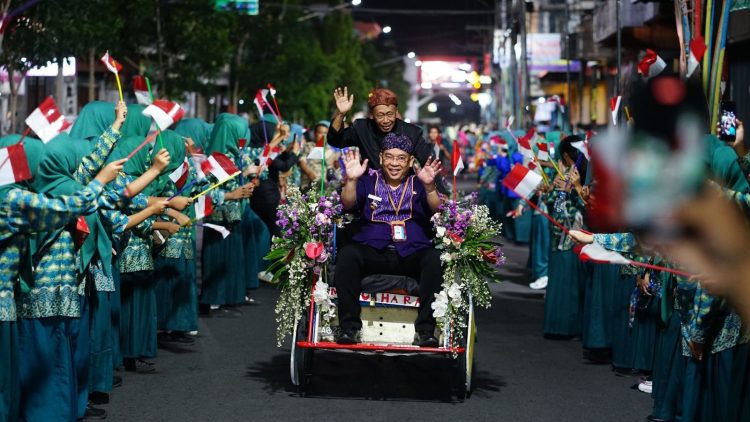 Delegasi APEKSI Naik Becak Susuri Jalan Dhoho Kota Kediri, Disambut Keramahan Warga. Foto : Dok. Pemkot Kediri