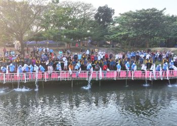 Mbak Wali Bersama Para Kepala Daerah Tabur Ikan di Sungai Brantas. Foto : Dok. Pemkot Kediri