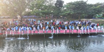 Mbak Wali Bersama Para Kepala Daerah Tabur Ikan di Sungai Brantas. Foto : Dok. Pemkot Kediri