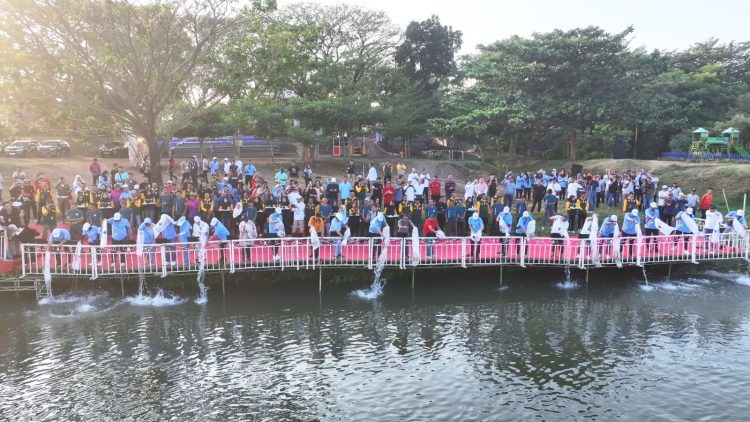 Mbak Wali Bersama Para Kepala Daerah Tabur Ikan di Sungai Brantas. Foto : Dok. Pemkot Kediri