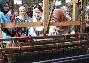 Wamendag Didampingi Mbak Wali Mencoba Menenun. Foto : Dok. Pemkot Kediri