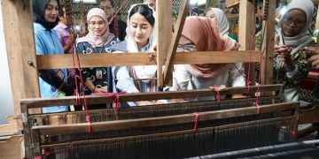 Wamendag Didampingi Mbak Wali Mencoba Menenun. Foto : Dok. Pemkot Kediri