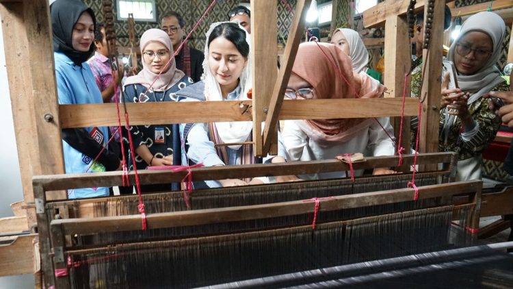 Wamendag Didampingi Mbak Wali Mencoba Menenun. Foto : Dok. Pemkot Kediri