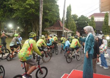Mbak Wali Berangkatkan Gowes Bersama ICC, Susuri Ikon-ikon Kota Kediri yang Ngangeni. Foto : Dok. Pemkot Kediri