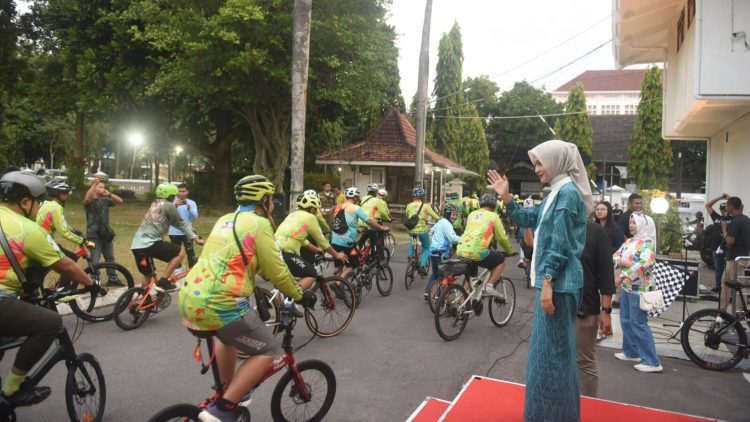 Mbak Wali Berangkatkan Gowes Bersama ICC, Susuri Ikon-ikon Kota Kediri yang Ngangeni. Foto : Dok. Pemkot Kediri