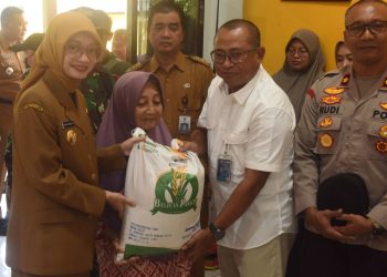 Mbak Wali Tinjau Penyaluran Bantuan Pangan Cadangan Beras Pemerintah. Foto : Dok. Pemkot Kediri