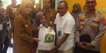 Mbak Wali Tinjau Penyaluran Bantuan Pangan Cadangan Beras Pemerintah. Foto : Dok. Pemkot Kediri