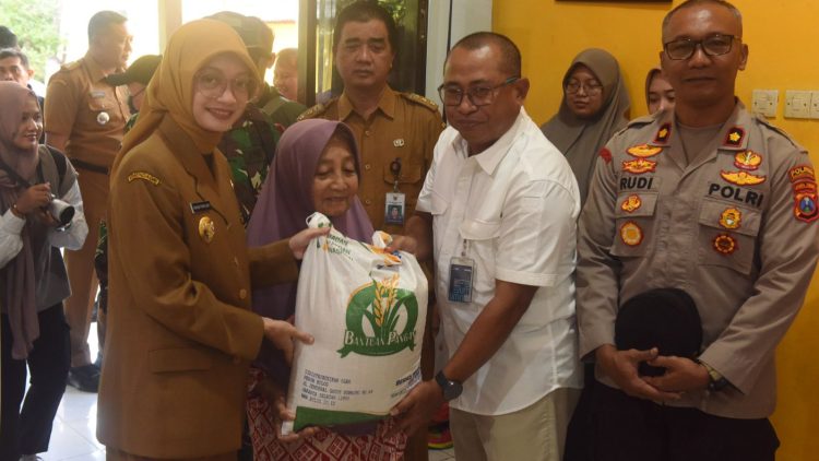 Mbak Wali Tinjau Penyaluran Bantuan Pangan Cadangan Beras Pemerintah. Foto : Dok. Pemkot Kediri