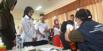 Mbak Wali Tinjau Deteksi Dini Gangguan Penglihatan. Foto : Dok. Pemkot Kediri