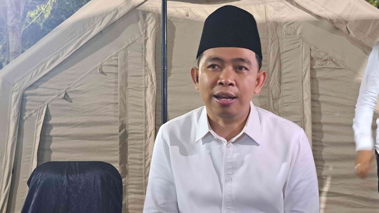 Bupati Jember, Muhammad Fawait saat program Bunga Desaku di Pantai Watu Ulo, Kecamatan Ambulu