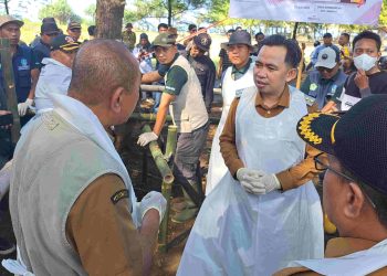 Bupati Jember, Muhammad Fawait saat pelayanan kesehatan hewan terpadu dalam kegiatan bungadesaku di Kecamatan Ambulu