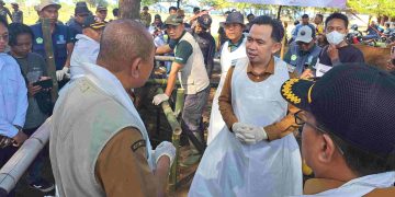 Bupati Jember, Muhammad Fawait saat pelayanan kesehatan hewan terpadu dalam kegiatan bungadesaku di Kecamatan Ambulu