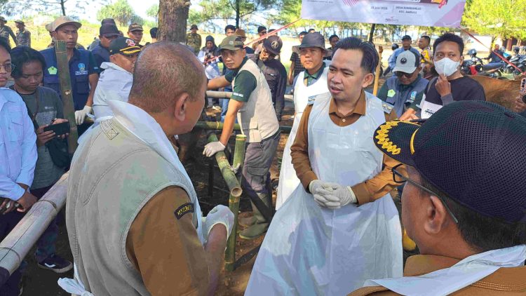 Bupati Jember, Muhammad Fawait saat pelayanan kesehatan hewan terpadu dalam kegiatan bungadesaku di Kecamatan Ambulu
