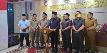 Bupati Jember, Muhammad Fawait bersama Forkopimda saat presscon terkait kelangkaan BBM
